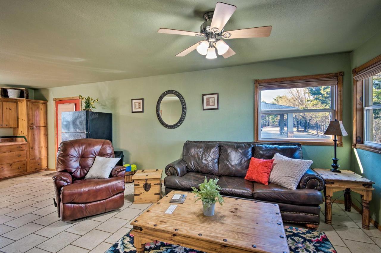 Broken Bow Cottage With Deck, Hot Tub And Fire Pit! Eksteriør bilde